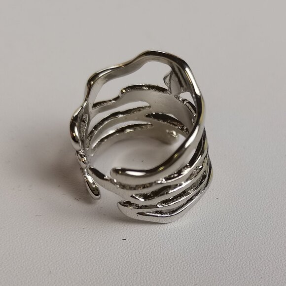 Almost new ladies stylish statement ring - Picture 3 of 5